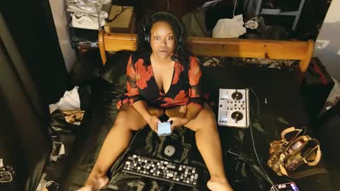 Lillycakes online show from 19, 2, 2025