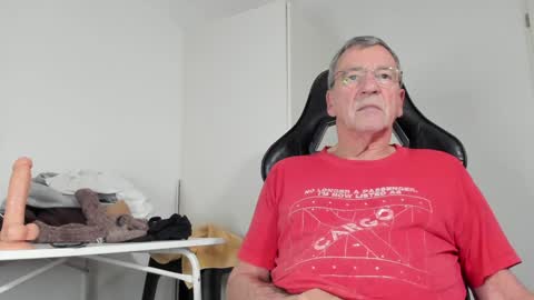 Snapshot of 200gentleman chatting on 13, 12, 2024 Henk online show from 13, 12, 2024