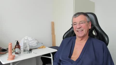Snapshot of 200gentleman chatting on 31, 12, 2024 Henk online show from 31, 12, 2024