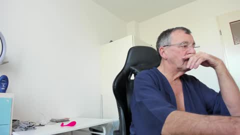 Snapshot of 200gentleman chatting on 2, 2, 2025 Henk online show from 2, 2, 2025