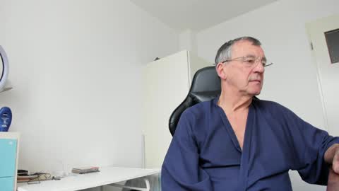 Snapshot of 200gentleman chatting on 4, 2, 2025 Henk online show from 4, 2, 2025