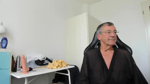 Snapshot of 200gentleman chatting on 19, 10, 2025 Henk online show from 19, 10, 2025