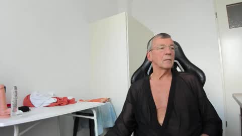 Snapshot of 200gentleman chatting on 30, 10, 2025 Henk online show from 30, 10, 2025