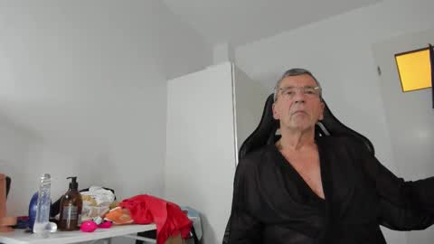 Snapshot of 200gentleman chatting on 5, 11, 2025 Henk online show from 5, 11, 2025