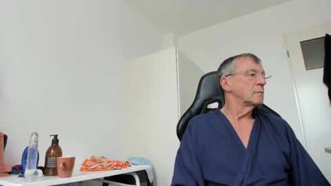 Snapshot of 200gentleman chatting on 6, 11, 2025 Henk online show from 6, 11, 2025