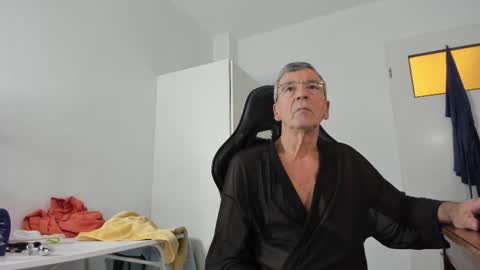 Snapshot of 200gentleman chatting on 16, 11, 2025 Henk online show from 16, 11, 2025