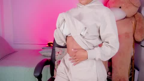 independent model online show from 12, 4, 2026