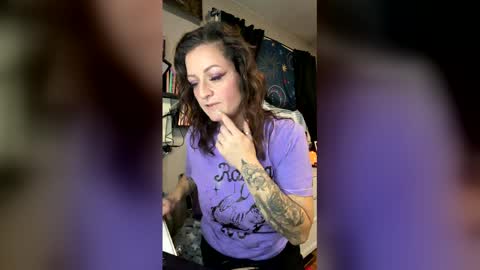 Snapshot of 88heygirlhey88 chatting on 21, 12, 2025 That girl online show from 21, 12, 2025