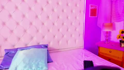 Abril  online show from 9, 1, 2025