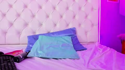 Abril  online show from 10, 1, 2025