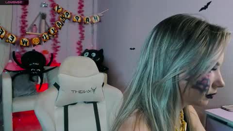 Snapshot of _bellaclark chatting on 31, 10, 2025 Bella online show from 31, 10, 2025