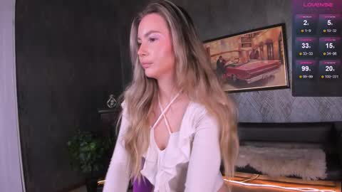 Snapshot of _bellaclark chatting on 2, 12, 2025 Bella online show from 2, 12, 2025