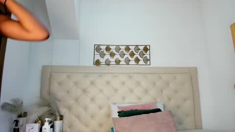 Chloe  online show from 23, 2, 2025