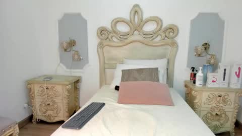 Chloe  online show from 15, 4, 2026