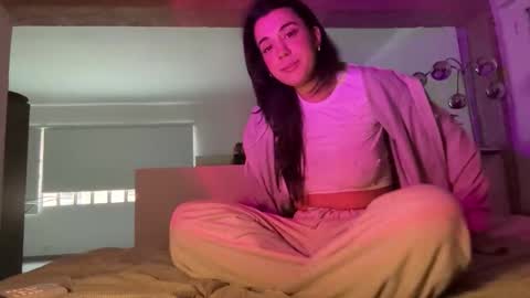 Snapshot of _elena_barra chatting on 4, 12, 2025 elena barra online show from 4, 12, 2025