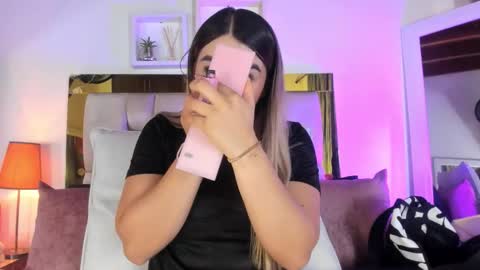 Snapshot of _emily_r chatting on 20, 10, 2025 Isabella online show from 20, 10, 2025