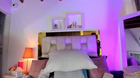 Snapshot of _emily_r chatting on 22, 10, 2025 Isabella online show from 22, 10, 2025