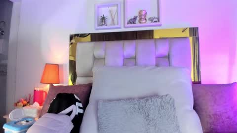 Snapshot of _emily_r chatting on 25, 10, 2025 Isabella online show from 25, 10, 2025