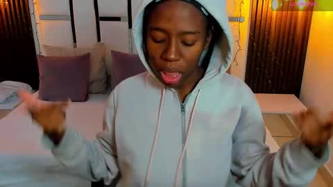 Snapshot of _emma_willliams_ chatting on 15, 12, 2025 Emma online show from 15, 12, 2025