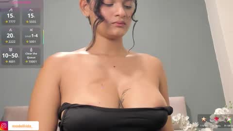 Snapshot of _frida_1 chatting on 10, 11, 2025 Frida online show from 10, 11, 2025