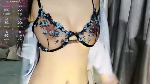 Snapshot of _iuiu_ chatting on 4, 12, 2025 UU online show from 4, 12, 2025