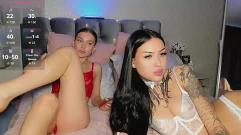 Jess blond and Leila brunette online show from 3, 6, 2026