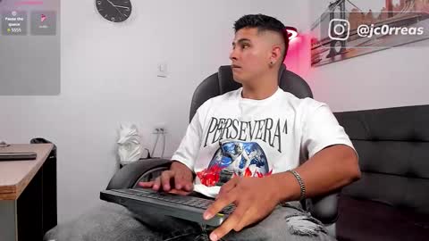 Snapshot of _juanes__ chatting on 15, 10, 2025 _juanes__ online show from 15, 10, 2025