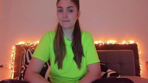 _just_a_simple_girl online show from 16, 1, 2025