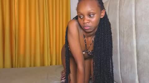 Snapshot of _littlevenus chatting on 12, 11, 2025 Littlevenus online show from 12, 11, 2025