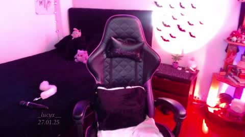 Snapshot of _lucyx__ chatting on 27, 1, 2025 Queen. Help me reach 100 thumbs up online show from 27, 1, 2025