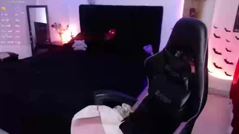 Snapshot of _lucyx__ chatting on 22, 9, 2025 Queen. Help me reach 100 thumbs up online show from 22, 9, 2025