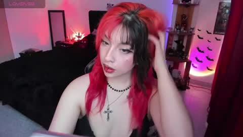 Queen.  Help me reach 100 thumbs up  online show from 30, 6, 2026
