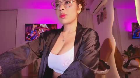 Snapshot of _megan_akbar chatting on 1, 10, 2025 Marce online show from 1, 10, 2025