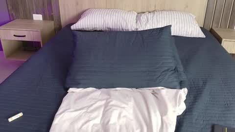 _miamiller_ online show from 20, 2, 2025