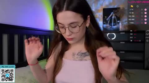 Snapshot of _nemalkovamia chatting on 15, 10, 2025 Mia with a big heart online show from 15, 10, 2025