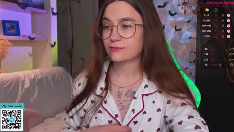 Snapshot of _nemalkovamia chatting on 28, 10, 2025 Mia with a big heart online show from 28, 10, 2025