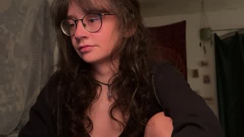 Snapshot of _nyxo chatting on 18, 5, 2026 Mila online show from 18, 5, 2026
