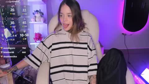 Snapshot of _sabrinamoon chatting on 10, 1, 2025 online show from 10, 1, 2025