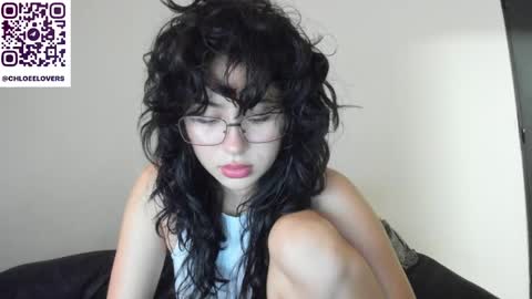 Snapshot of _scarletgirl_ chatting on 4, 5, 2026 Chloee online show from 4, 5, 2026