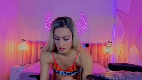 Snapshot of _scarletmoore chatting on 21, 10, 2025 Scarlett online show from 21, 10, 2025