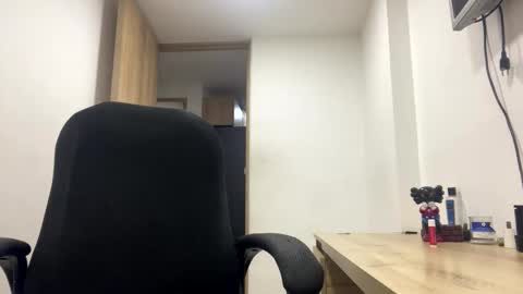 Juan Pablo-independent model online show from 2, 3, 2026