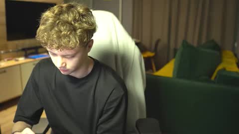 Snapshot of _sopranos_ chatting on 19, 11, 2025 OLIVERpvt is open online show from 19, 11, 2025