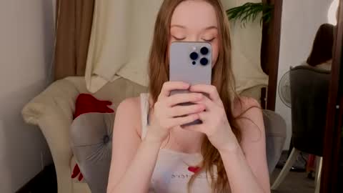 Snapshot of _violet_mills_ chatting on 6, 3, 2025 Violet online show from 6, 3, 2025