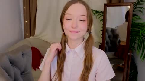 Snapshot of _violet_mills_ chatting on 8, 3, 2025 Violet online show from 8, 3, 2025