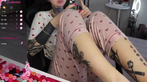 Snapshot of _viv1an_ chatting on 8, 11, 2025 Alis online show from 8, 11, 2025