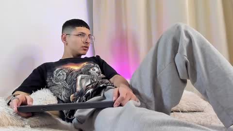 Snapshot of a_lejandro_08 chatting on 17, 12, 2024 alejo online show from 17, 12, 2024