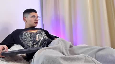 Snapshot of a_lejandro_08 chatting on 18, 12, 2024 alejo online show from 18, 12, 2024