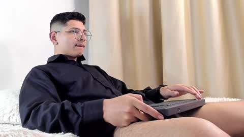 Snapshot of a_lejandro_08 chatting on 8, 2, 2025 alejo online show from 8, 2, 2025