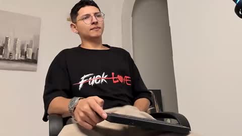 Snapshot of a_lejandro_08 chatting on 8, 3, 2025 alejo online show from 8, 3, 2025