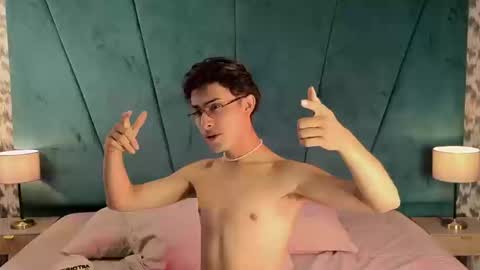 Snapshot of aaron_eze chatting on 9, 9, 2025 Aaron Ezequiel online show from 9, 9, 2025